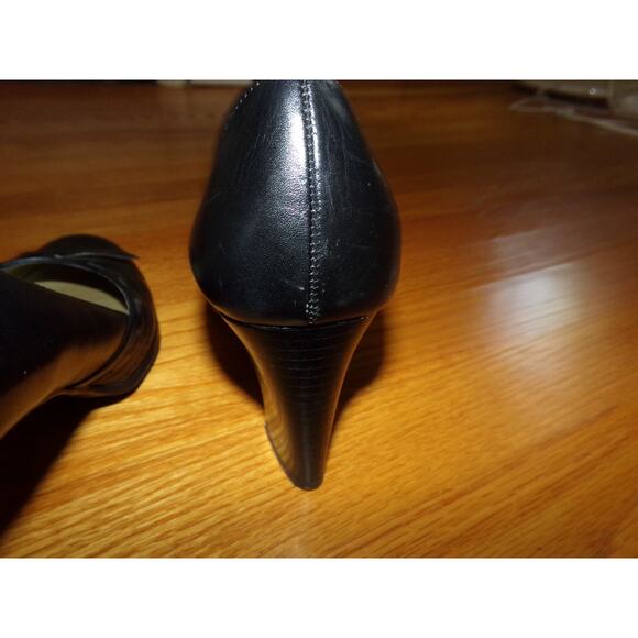 Classic pair of Naturalizer black leather pumps 8 1/2 N 3" block heel bow trim - Picture 5 of 6